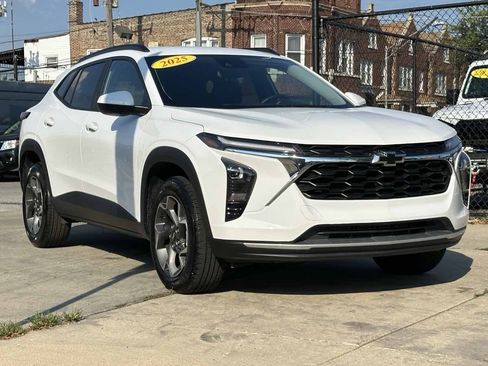 Used 2025 Chevrolet Trax LT w/ Driver Confidence Package FWD image 3