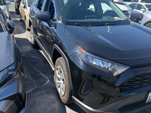 Used 2020 Toyota RAV4 LE FWD image 5