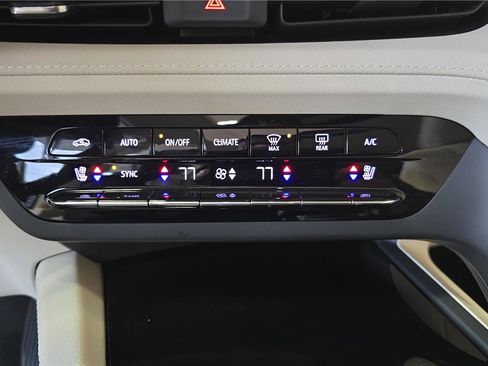 Used 2023 Buick Envision Avenir AWD/4WD image 24