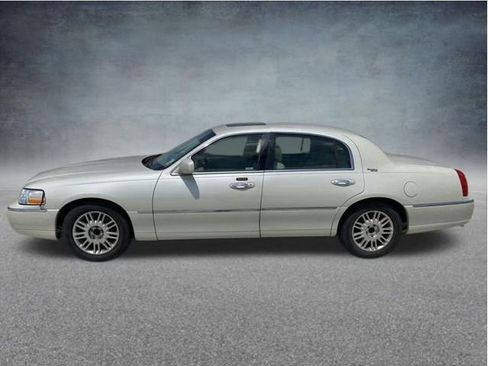 Used 2006 Lincoln Town Car Signature Limited RWD image 2