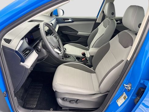 Used 2023 Volkswagen Taos SE w/ Panoramic Sunroof Package FWD image 17