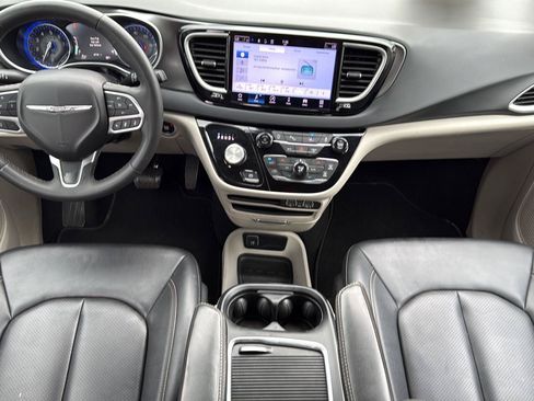 Used 2024 Chrysler Pacifica Touring-L FWD image 22