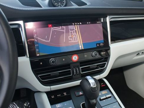 Certified 2026 Porsche Macan Base image 18