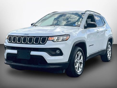 Used 2024 Jeep Compass Latitude AWD/4WD image 3
