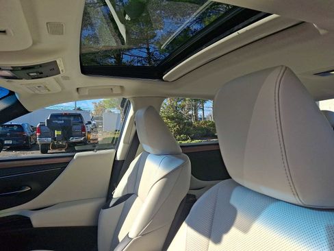 Used 2023 Lexus ES 250 w/ Premium Package image 13