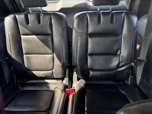 Used 2018 Ford Explorer XLT w/ Equipment Group 202A AWD/4WD image 11
