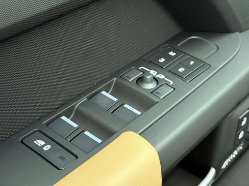 New 2026 Land Rover Defender 110 X-Dynamic SE AWD/4WD image 17