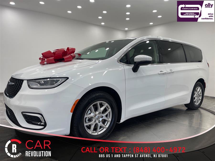Used 2023 Chrysler Pacifica Touring-L FWD image 3