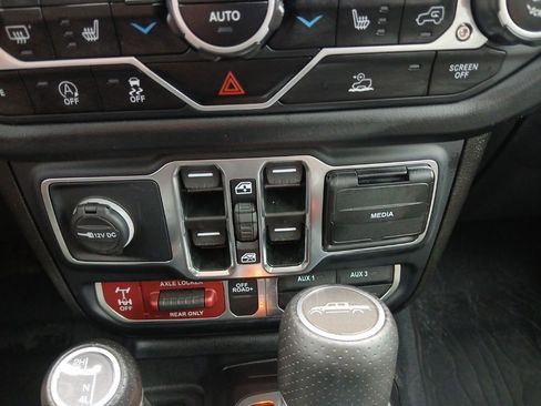 Used 2025 Jeep Gladiator Mojave w/ Convenience Group image 21