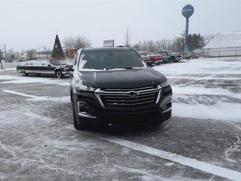 Used 2023 Chevrolet Traverse LT image 3