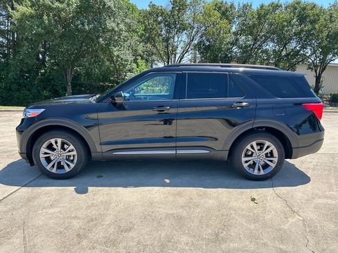 Used 2023 Ford Explorer XLT w/ Equipment Group 202A AWD/4WD image 2
