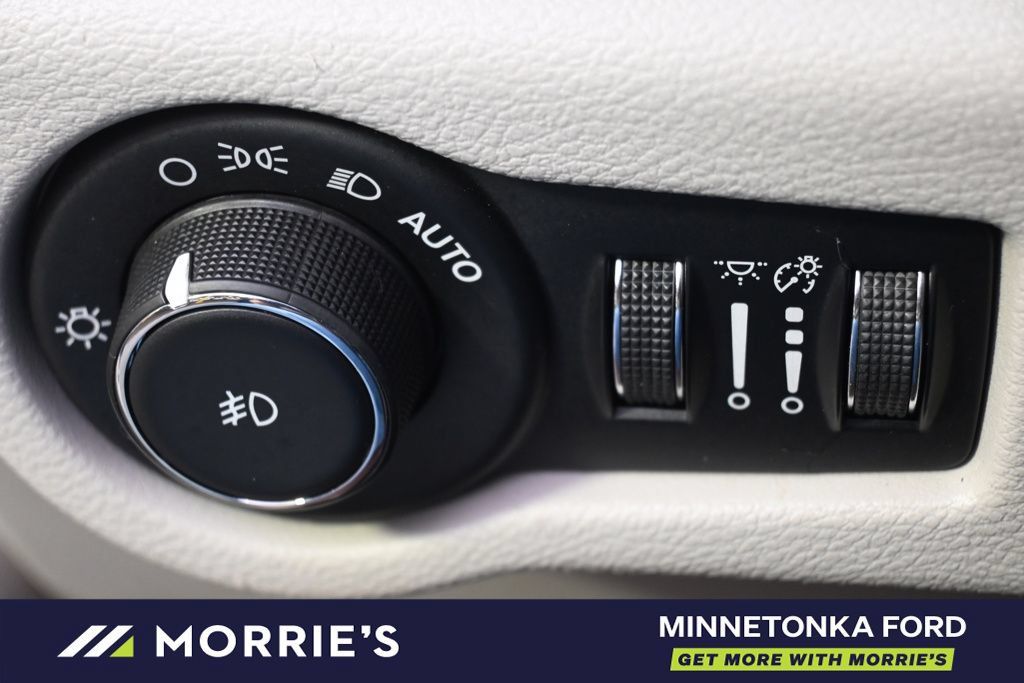 Used 2017 Chrysler Pacifica Limited FWD image 31