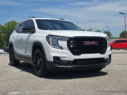 Used 2024 GMC Terrain SLT w/ Tech Package FWD image 7
