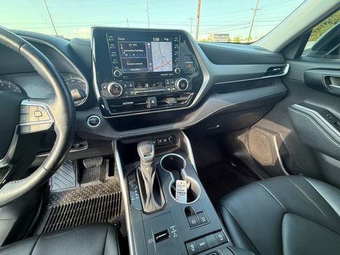 Used 2021 Toyota Highlander XLE FWD image 17