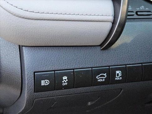 Used 2019 Toyota Camry XLE image 11