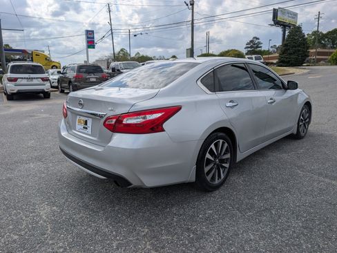 Used 2016 Nissan Altima 2.5 SL w/ Moonroof Package image 5