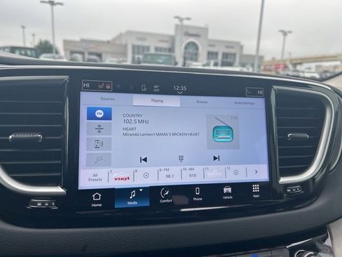 Used 2024 Chrysler Pacifica Touring-L image 25