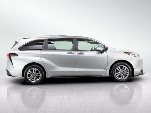 Used 2024 Toyota Sienna Platinum AWD/4WD image 6