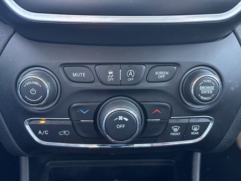 Used 2021 Jeep Cherokee Latitude Plus image 20