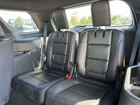 Used 2019 Ford Explorer XLT w/ Equipment Group 202A AWD/4WD image 32