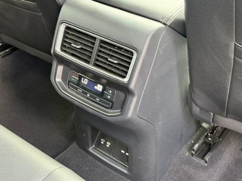 Used 2025 Volkswagen Atlas SE FWD image 23