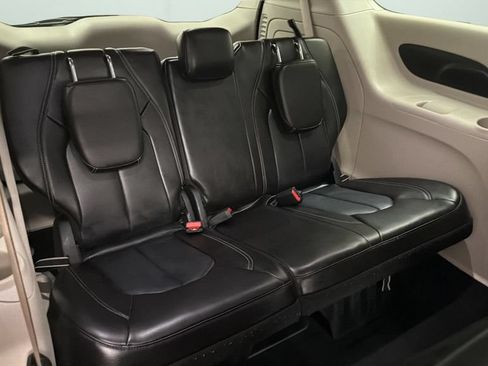 Used 2023 Chrysler Pacifica Touring-L FWD image 15