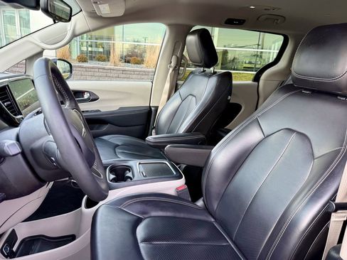 Used 2024 Chrysler Pacifica Select image 9