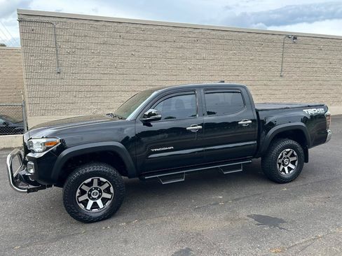 Used 2017 Toyota Tacoma TRD Off-Road AWD/4WD image 9