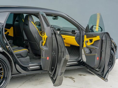 Used 2025 Lamborghini Urus SE image 66