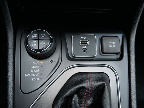 Used 2019 Jeep Cherokee Trailhawk w/ Cold Weather Group image 23