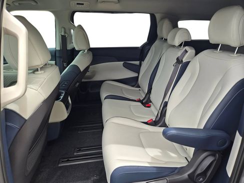 New 2026 Kia Carnival EX FWD image 19