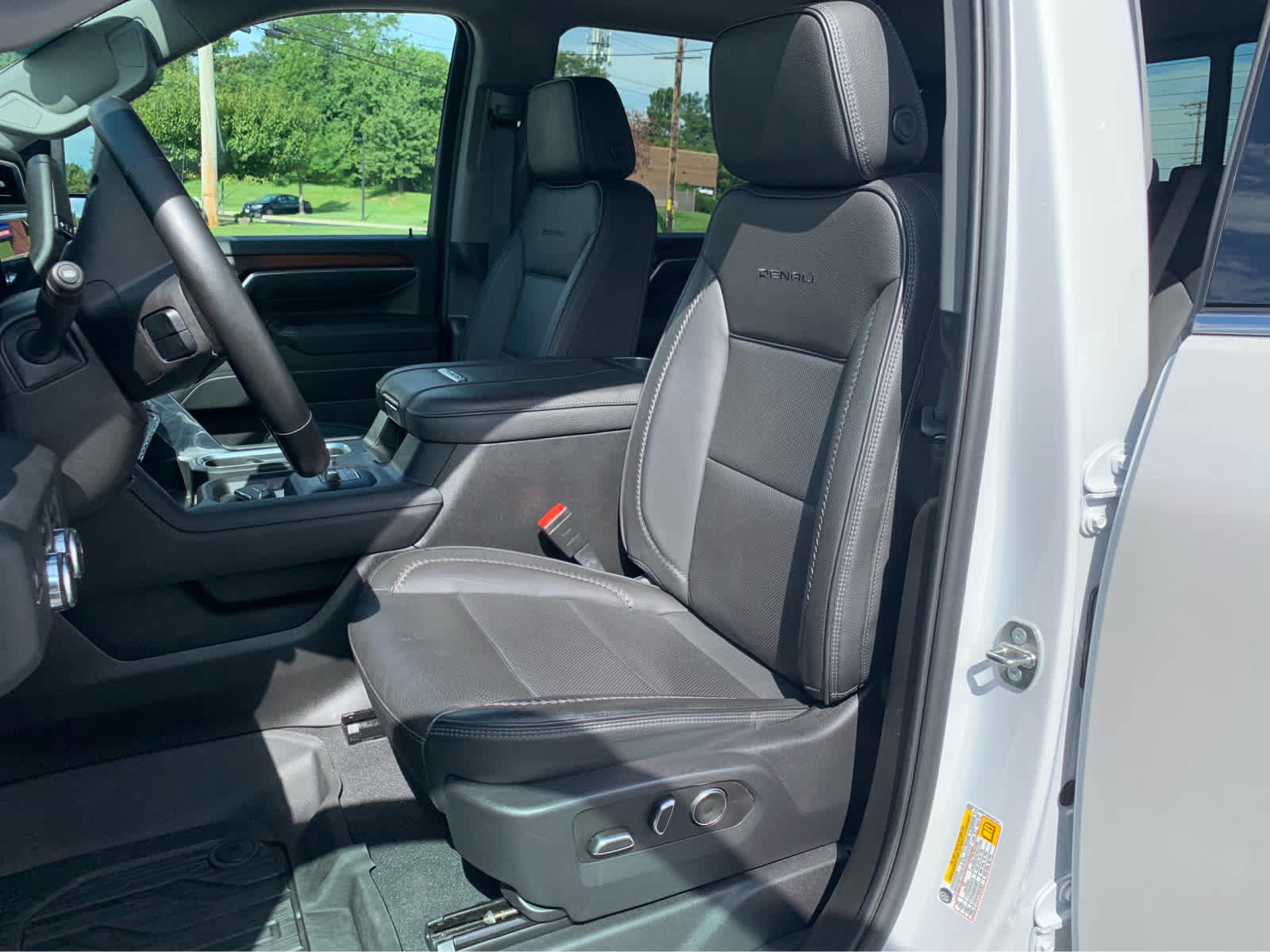 Used 2024 GMC Sierra 2500 Denali w/ Denali Reserve Package AWD/4WD image 12