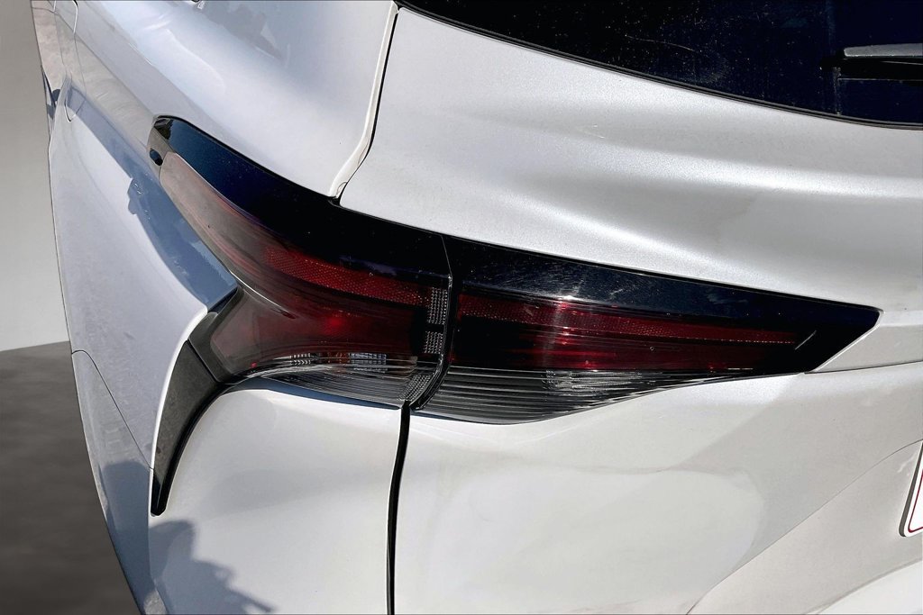 Used 2024 Toyota Sienna XLE FWD image 21