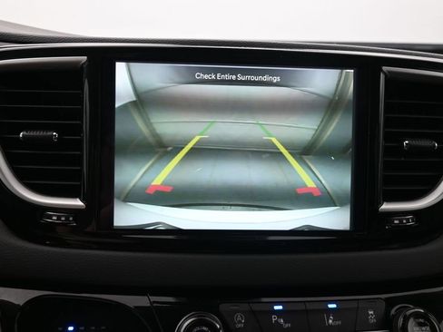 Used 2023 Chrysler Pacifica Touring-L FWD image 29