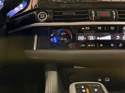 Used 2024 Nissan Pathfinder Platinum w/ Cargo Package image 29