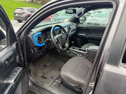 Used 2016 Toyota Tacoma TRD Off-Road w/ Towing Package image 7