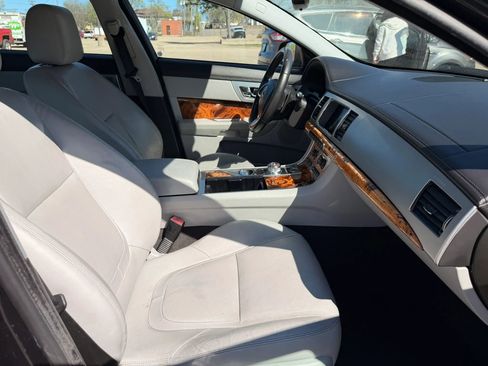Used 2015 Jaguar XF Premium RWD image 18