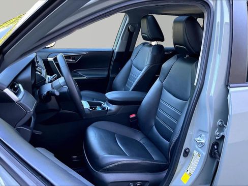 Used 2021 Toyota RAV4 XLE Premium FWD image 8