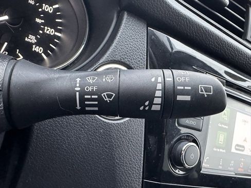 Used 2018 Nissan Rogue SV w/ Premium Package image 25