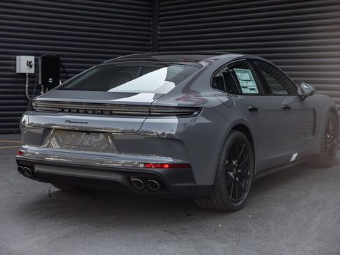 Used 2025 Porsche Panamera image 9