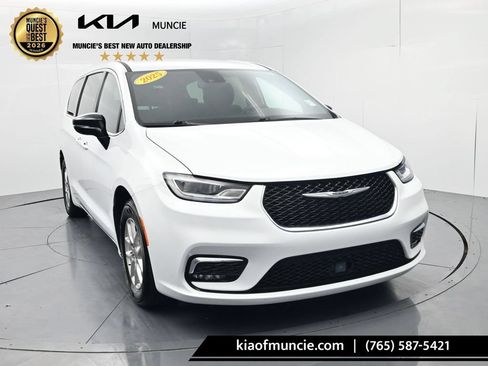 Used 2025 Chrysler Pacifica Select FWD image 2