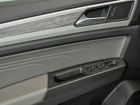 Certified 2022 Volkswagen Atlas Cross Sport SE image 9