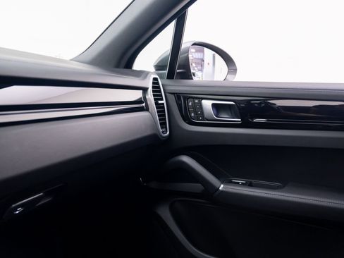 Certified 2023 Porsche Cayenne AWD/4WD image 29