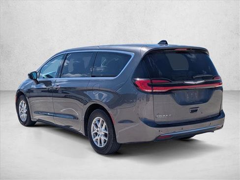 Used 2023 Chrysler Pacifica Touring-L image 7