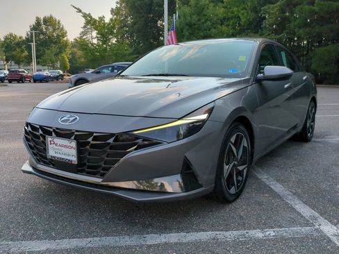 Used 2023 Hyundai Elantra Limited w/ Preferred Accessory Package FWD image 8