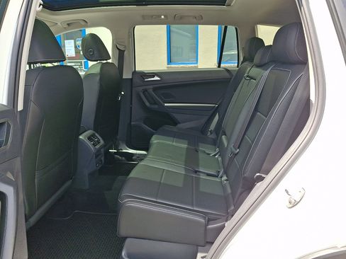 Used 2021 Volkswagen Tiguan SE w/ Panoramic Sunroof Package AWD/4WD image 10