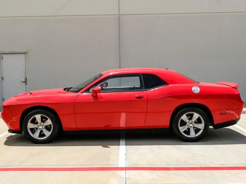 Used 2018 Dodge Challenger SXT RWD image 8
