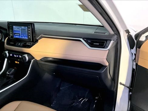 Used 2019 Toyota RAV4 XLE Premium AWD/4WD image 19