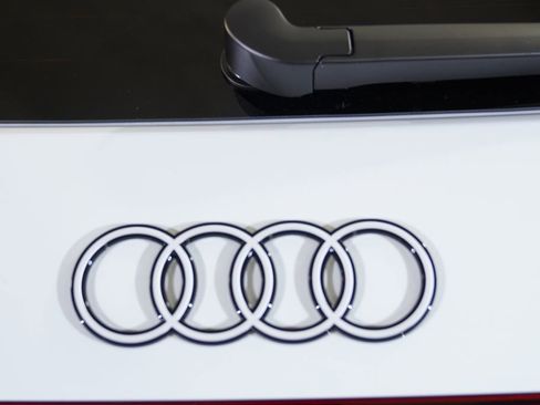 Used 2025 Audi Q5 Premium w/ Convenience Package image 27