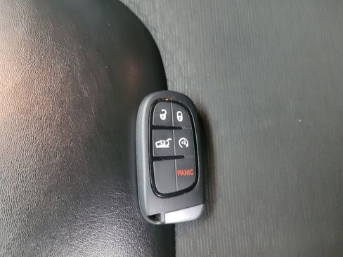Used 2020 Jeep Cherokee Latitude Plus AWD/4WD image 32